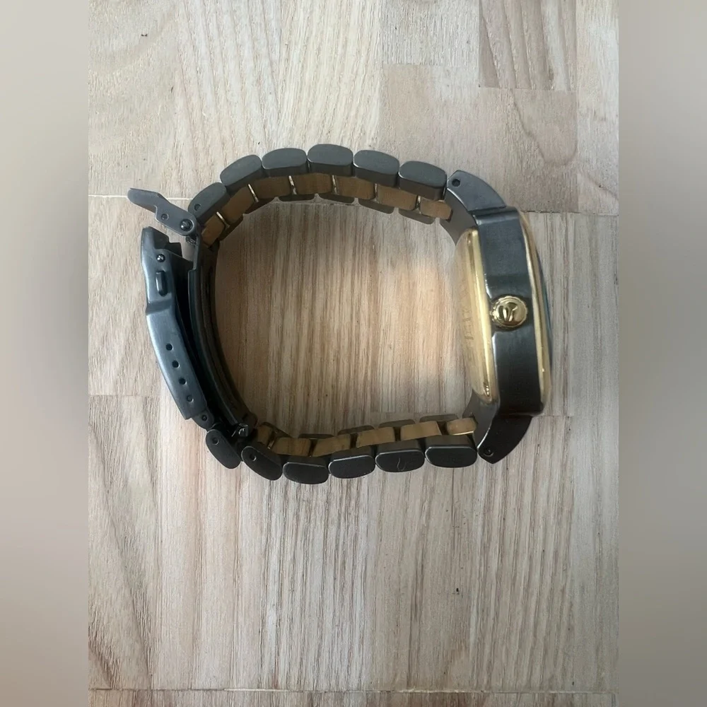 Nixon the player gunmetal gray and gold tone watch NEW BATTERY
